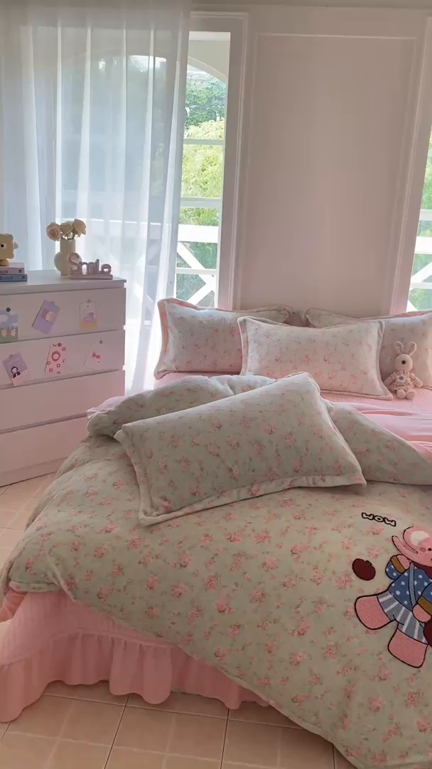 91家纺网 家纺一手货源 找家纺 尚美 2025新款毛巾绣牛奶绒床盖加棉加厚四件套 小粉象