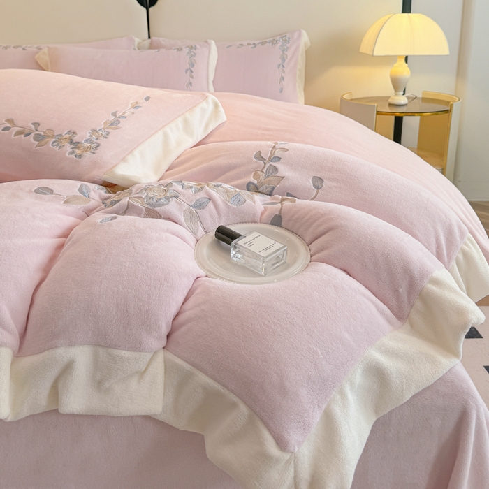 91家纺网 家纺一手货源 找家纺 KA家纺 2025新款冬刺绣款宽边拼角牛奶绒四件套-沐言系列 沐言粉