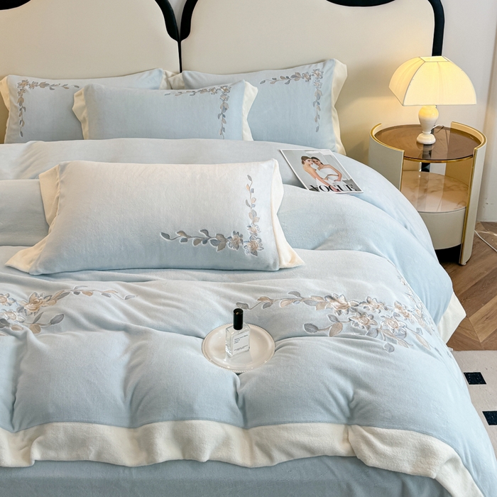 91家纺网 家纺一手货源 找家纺 KA家纺 2025新款冬刺绣款宽边拼角牛奶绒四件套-沐言系列 沐言蓝