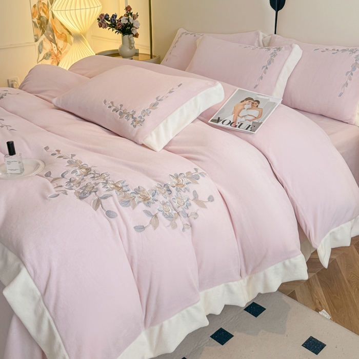 91家纺网 家纺一手货源 找家纺 KA家纺 2025新款冬刺绣款宽边拼角牛奶绒四件套-沐言系列 沐言粉