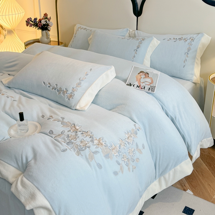 91家纺网 家纺一手货源 找家纺 KA家纺 2025新款冬刺绣款宽边拼角牛奶绒四件套-沐言系列 沐言蓝