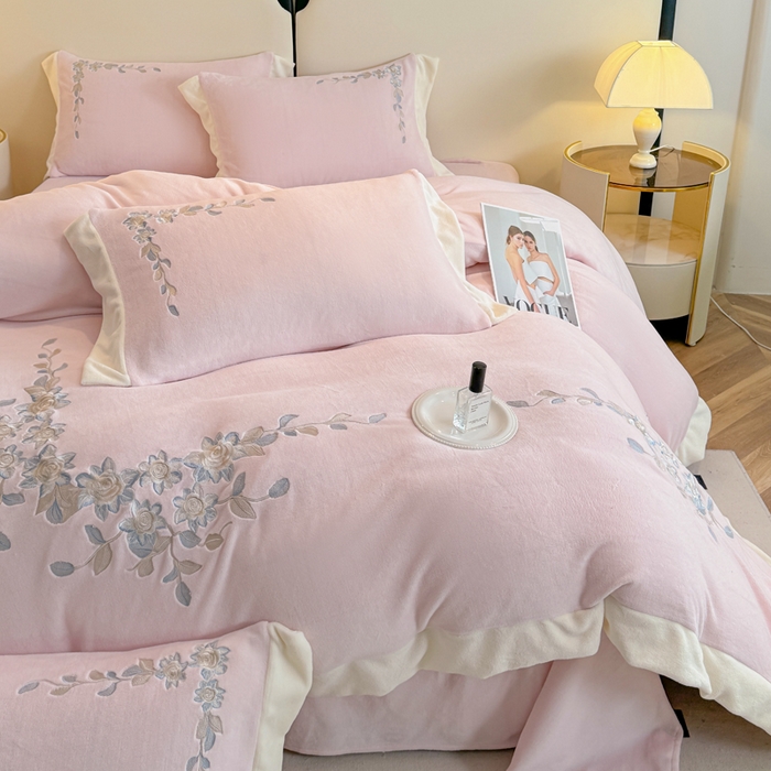 91家纺网 家纺一手货源 找家纺 KA家纺 2025新款冬刺绣款宽边拼角牛奶绒四件套-沐言系列 沐言粉