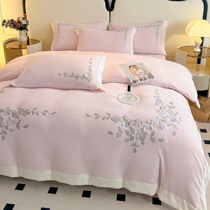 91家纺网 家纺一手货源 找家纺 KA家纺 2025新款冬刺绣款宽边拼角牛奶绒四件套-沐言系列 沐言粉