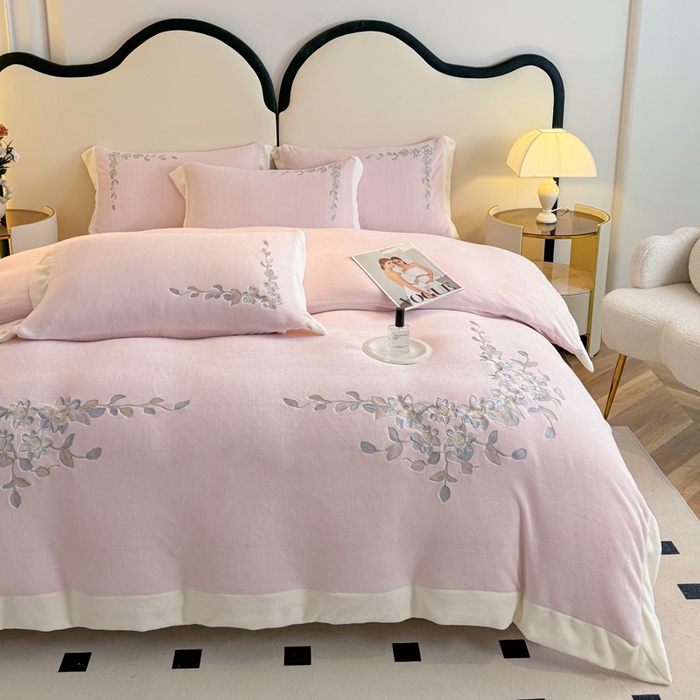 91家纺网 家纺一手货源 找家纺 KA家纺 2025新款冬刺绣款宽边拼角牛奶绒四件套-沐言系列 沐言粉