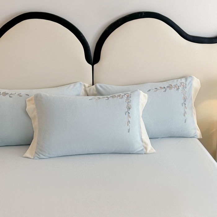 91家纺网 家纺一手货源 找家纺 KA家纺 2025新款冬刺绣款宽边拼角牛奶绒四件套-沐言系列 沐言蓝