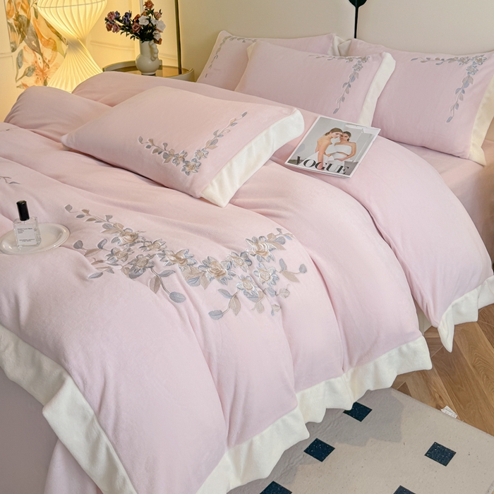 91家纺网 家纺一手货源 找家纺 KA家纺 2025新款冬刺绣款宽边拼角牛奶绒四件套-沐言系列 沐言粉