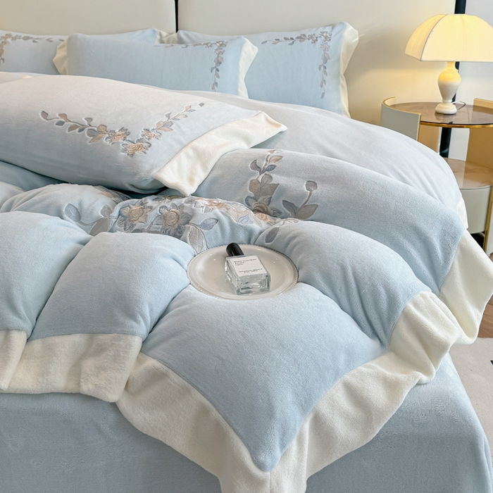 91家纺网 家纺一手货源 找家纺 KA家纺 2025新款冬刺绣款宽边拼角牛奶绒四件套-沐言系列 沐言蓝
