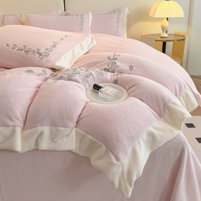 91家纺网 家纺一手货源 找家纺 KA家纺 2025新款冬刺绣款宽边拼角牛奶绒四件套-沐言系列 沐言粉