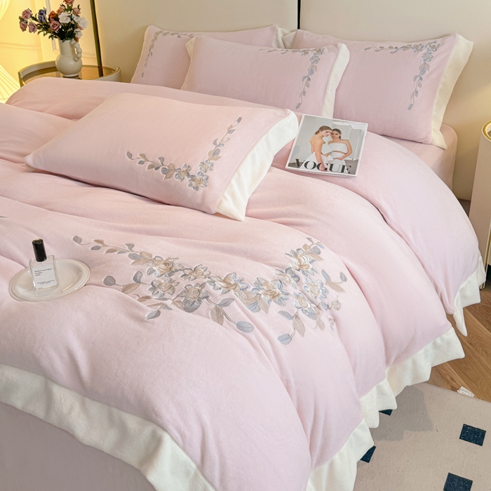 91家纺网 家纺一手货源 找家纺 KA家纺 2025新款冬刺绣款宽边拼角牛奶绒四件套-沐言系列 沐言粉