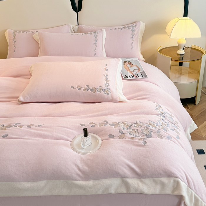 91家纺网 家纺一手货源 找家纺 KA家纺 2025新款冬刺绣款宽边拼角牛奶绒四件套-沐言系列 沐言粉