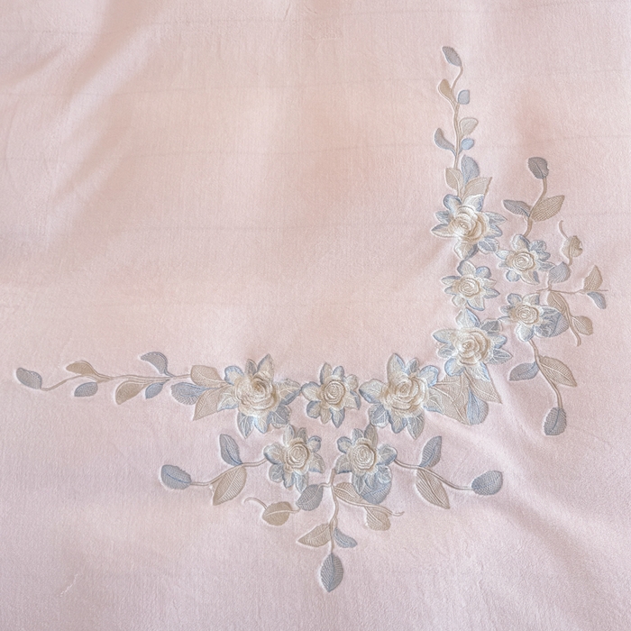 91家纺网 家纺一手货源 找家纺 KA家纺 2025新款冬刺绣款宽边拼角牛奶绒四件套-沐言系列 沐言粉