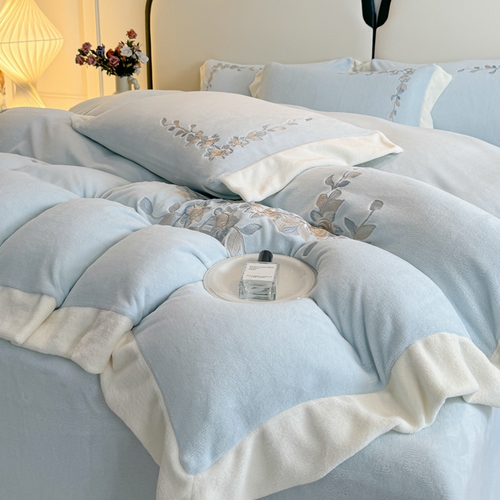 91家纺网 家纺一手货源 找家纺 KA家纺 2025新款冬刺绣款宽边拼角牛奶绒四件套-沐言系列 沐言蓝