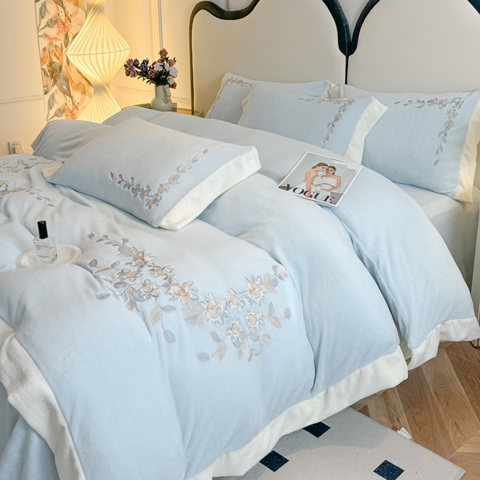 91家纺网 家纺一手货源 找家纺 KA家纺 2025新款冬刺绣款宽边拼角牛奶绒四件套-沐言系列 沐言蓝