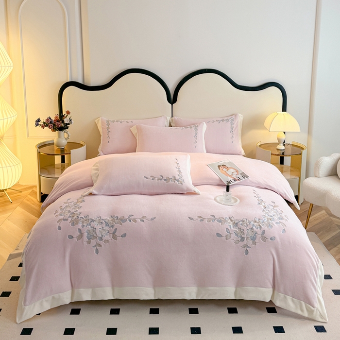 91家纺网 家纺一手货源 找家纺 KA家纺 2025新款冬刺绣款宽边拼角牛奶绒四件套-沐言系列 沐言粉