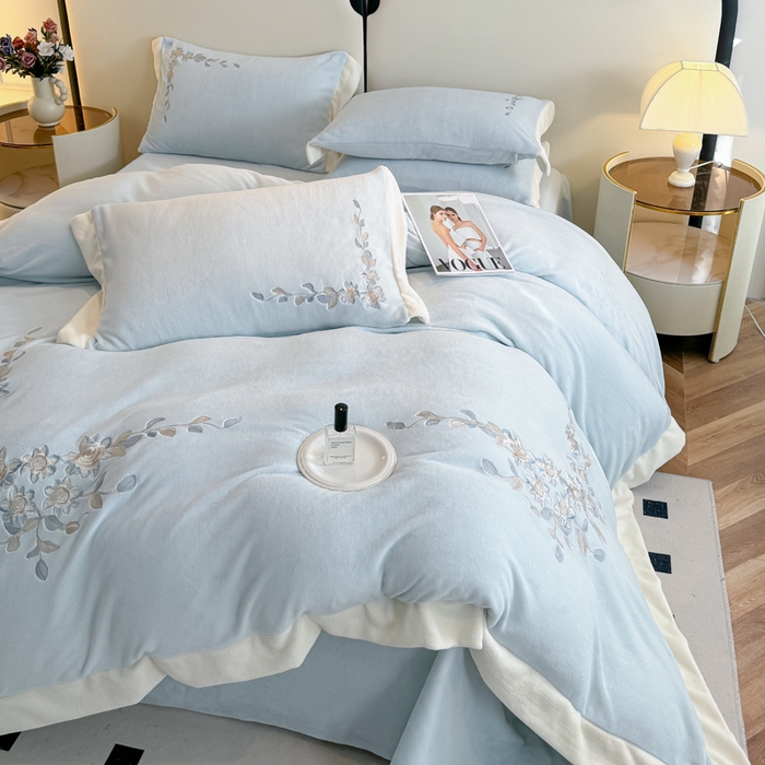 91家纺网 家纺一手货源 找家纺 KA家纺 2025新款冬刺绣款宽边拼角牛奶绒四件套-沐言系列 沐言蓝
