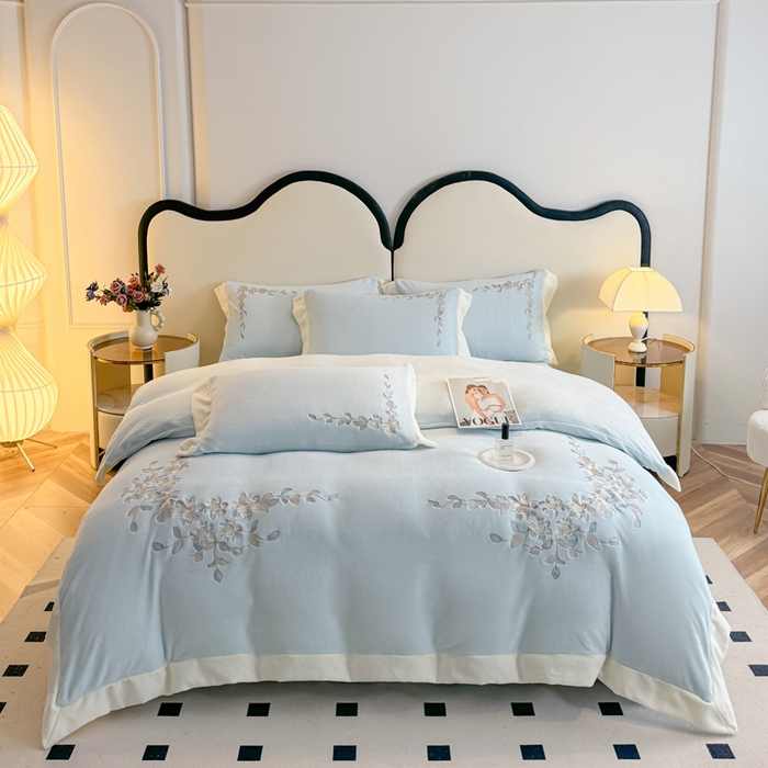 91家纺网 家纺一手货源 找家纺 KA家纺 2025新款冬刺绣款宽边拼角牛奶绒四件套-沐言系列 沐言蓝