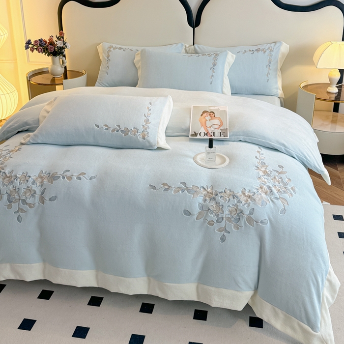 91家纺网 家纺一手货源 找家纺 KA家纺 2025新款冬刺绣款宽边拼角牛奶绒四件套-沐言系列 沐言蓝