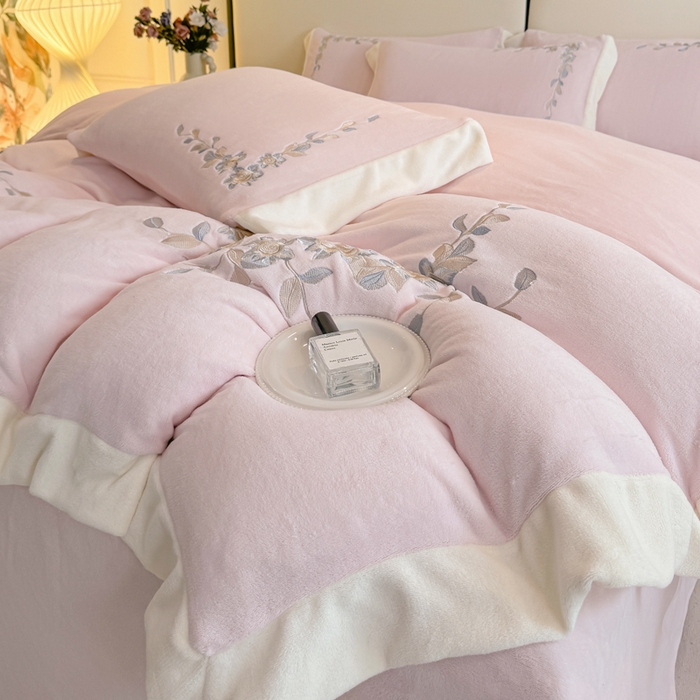 91家纺网 家纺一手货源 找家纺 KA家纺 2025新款冬刺绣款宽边拼角牛奶绒四件套-沐言系列 沐言粉