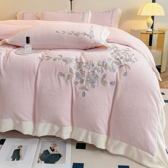 KA家纺 2025新款冬刺绣款宽边拼角牛奶绒四件套-沐言系列 沐言粉