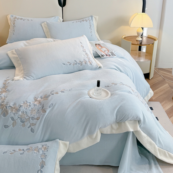 91家纺网 家纺一手货源 找家纺 （总）KA家纺 2025新款冬刺绣款宽边拼角牛奶绒四件套-沐言系列