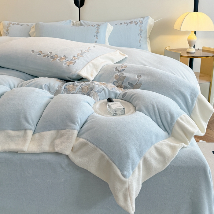 91家纺网 家纺一手货源 找家纺 KA家纺 2025新款冬刺绣款宽边拼角牛奶绒四件套-沐言系列 沐言蓝