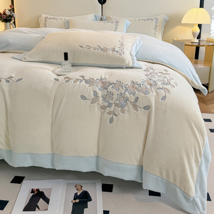 91家纺网 家纺一手货源 找家纺 （总）KA家纺 2025新款冬刺绣款宽边拼角牛奶绒四件套-沐言系列