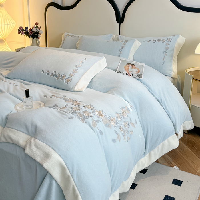 91家纺网 家纺一手货源 找家纺 KA家纺 2025新款冬刺绣款宽边拼角牛奶绒四件套-沐言系列 沐言蓝