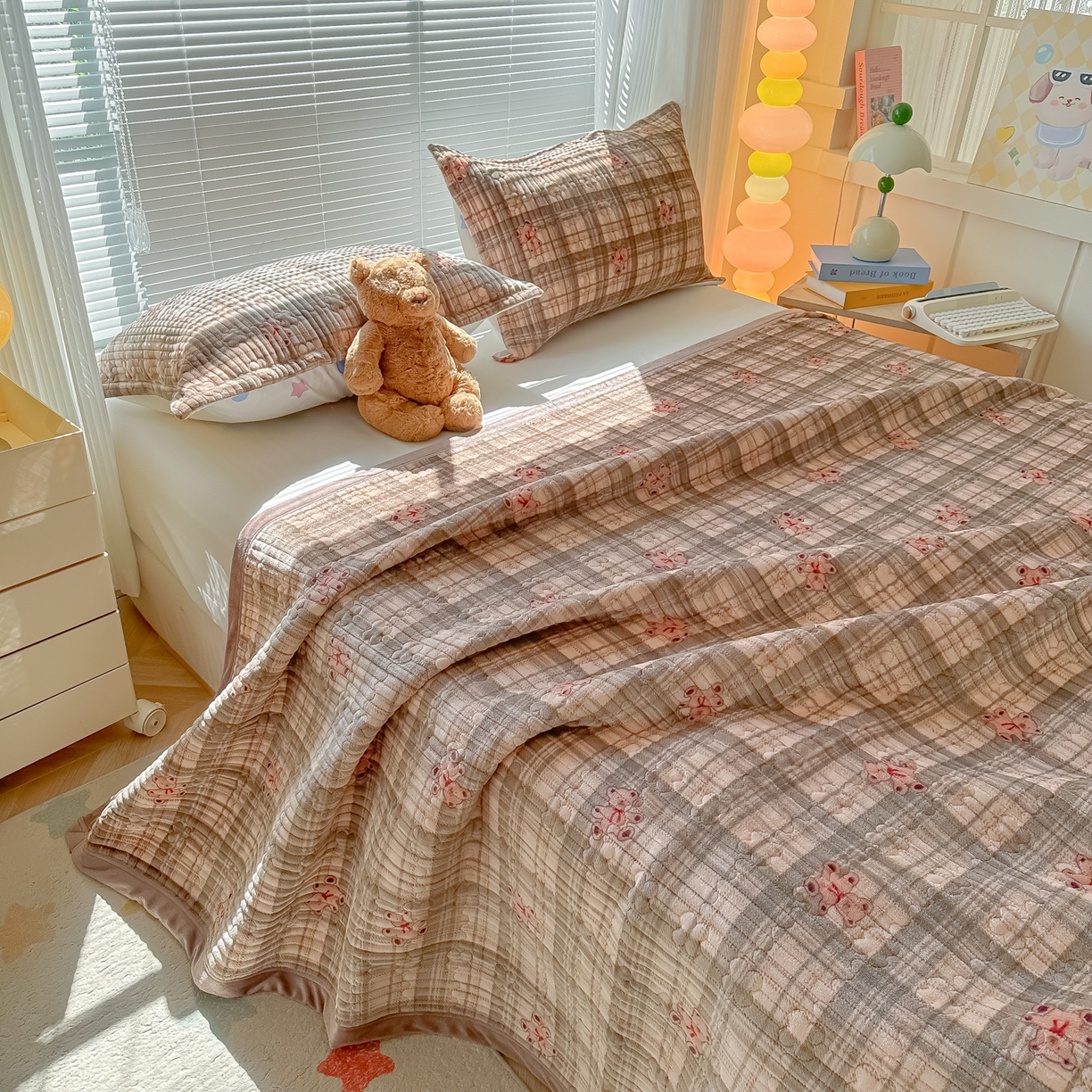 91家纺网 家纺一手货源 找家纺 慕晨 2025新款高克重牛奶绒印花豆豆绒夹棉床盖三件被套四件套 饼干熊