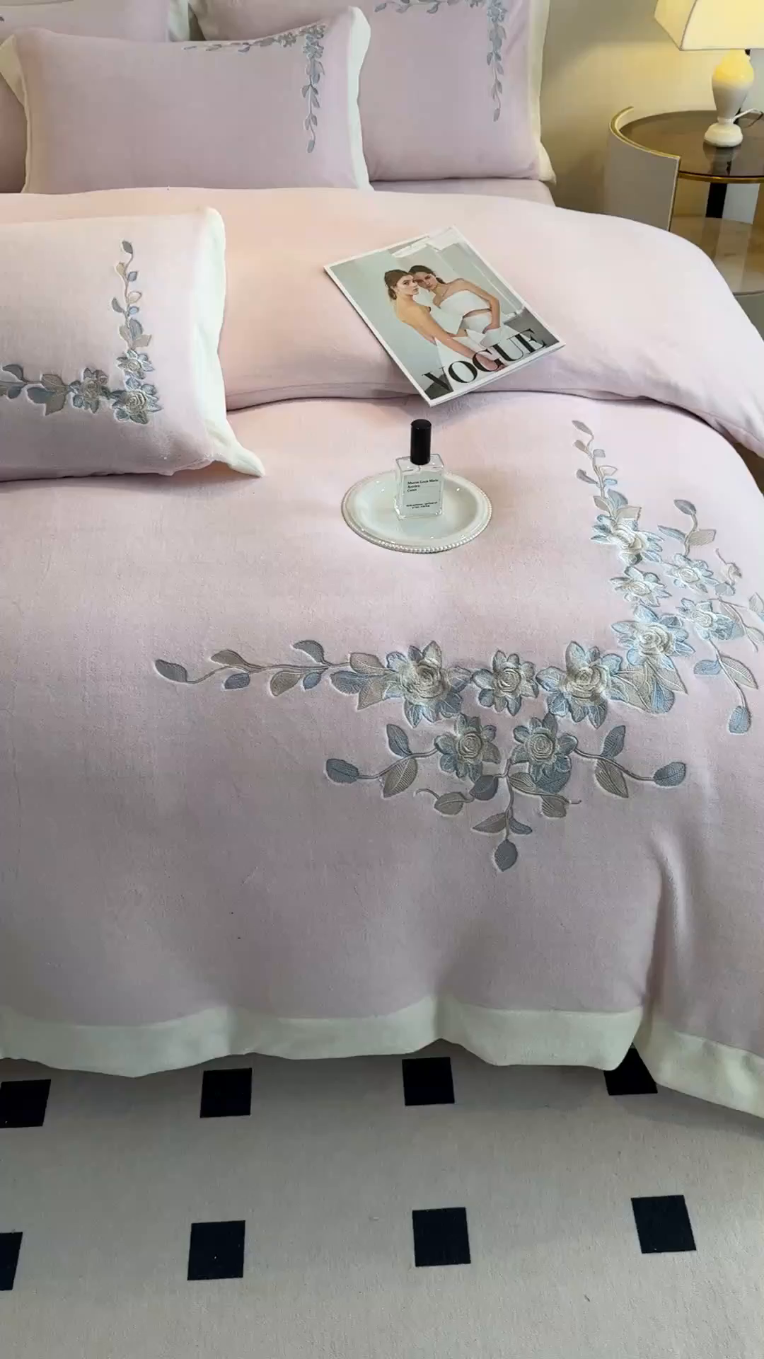 91家纺网 家纺一手货源 找家纺 KA家纺 2025新款冬刺绣款宽边拼角牛奶绒四件套-沐言系列 沐言粉