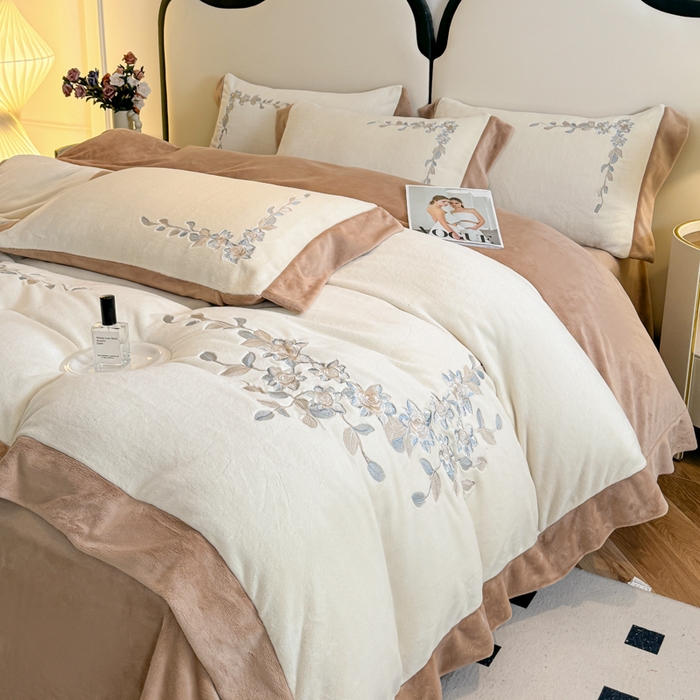 91家纺网 家纺一手货源 找家纺 KA家纺 2025新款冬刺绣款宽边拼角牛奶绒四件套-沐言系列 沐言白+卡其