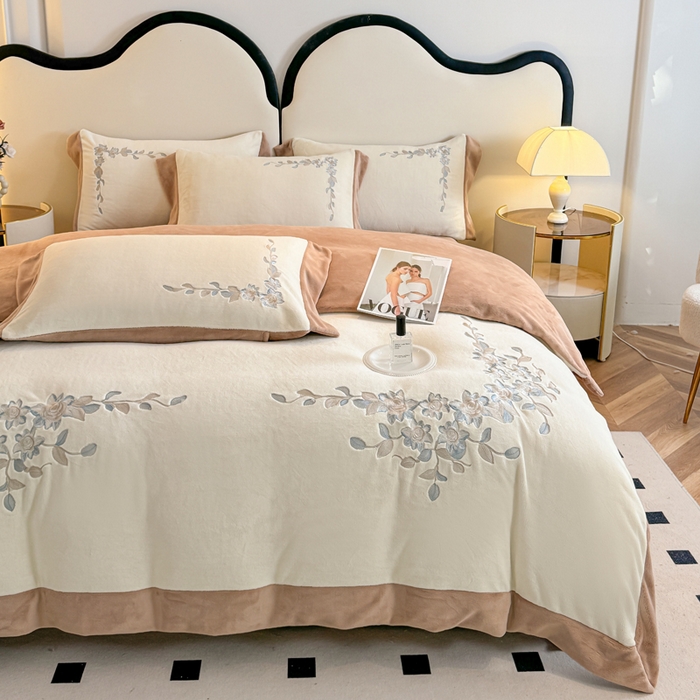 91家纺网 家纺一手货源 找家纺 KA家纺 2025新款冬刺绣款宽边拼角牛奶绒四件套-沐言系列 沐言白+卡其