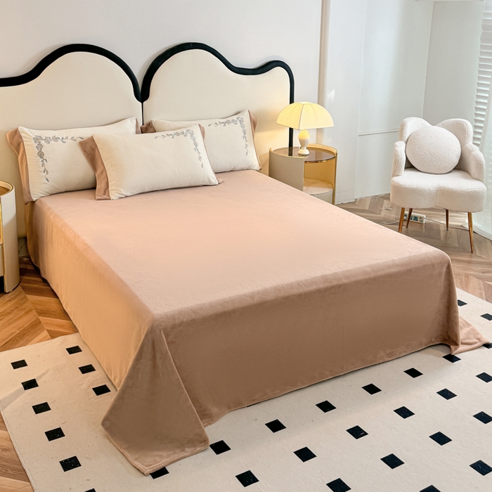 91家纺网 家纺一手货源 找家纺 KA家纺 2025新款冬刺绣款宽边拼角牛奶绒四件套-沐言系列 沐言白+卡其