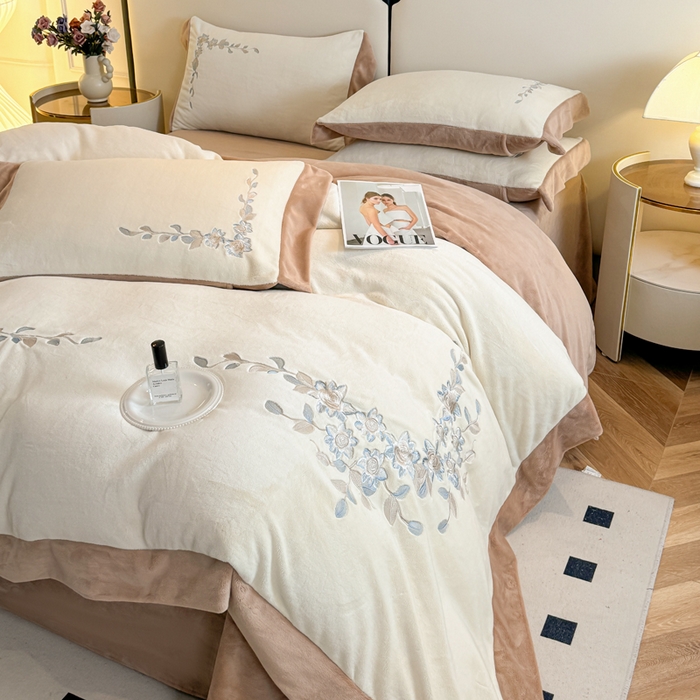 91家纺网 家纺一手货源 找家纺 KA家纺 2025新款冬刺绣款宽边拼角牛奶绒四件套-沐言系列 沐言白+卡其