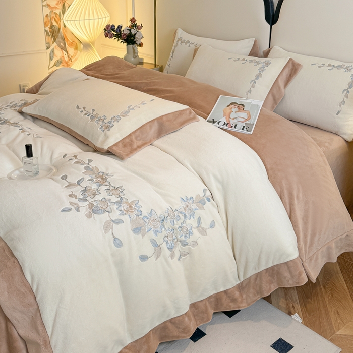 91家纺网 家纺一手货源 找家纺 KA家纺 2025新款冬刺绣款宽边拼角牛奶绒四件套-沐言系列 沐言白+卡其