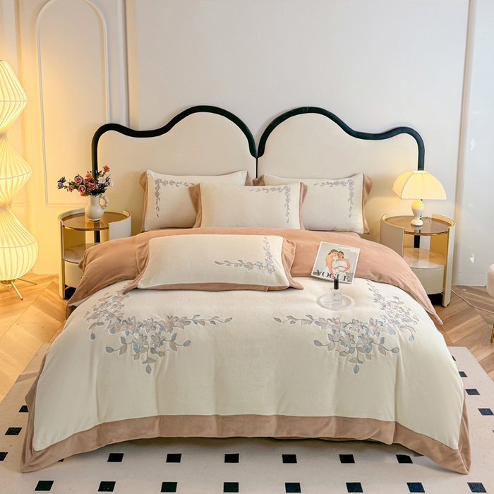 91家纺网 家纺一手货源 找家纺 KA家纺 2025新款冬刺绣款宽边拼角牛奶绒四件套-沐言系列 沐言白+卡其