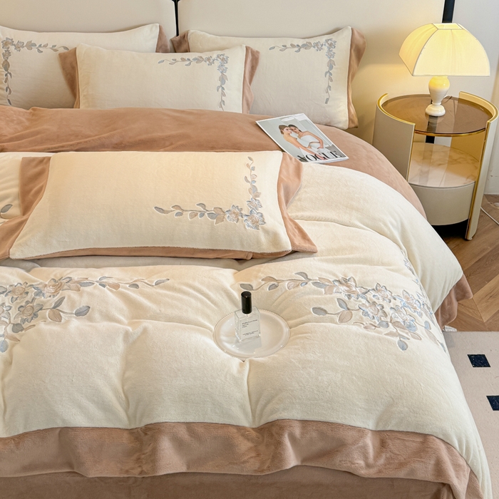 91家纺网 家纺一手货源 找家纺 KA家纺 2025新款冬刺绣款宽边拼角牛奶绒四件套-沐言系列 沐言白+卡其