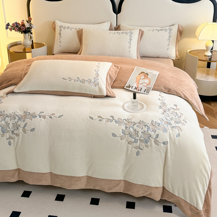 91家纺网 家纺一手货源 找家纺 KA家纺 2025新款冬刺绣款宽边拼角牛奶绒四件套-沐言系列 沐言白+卡其