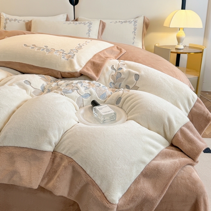 91家纺网 家纺一手货源 找家纺 KA家纺 2025新款冬刺绣款宽边拼角牛奶绒四件套-沐言系列 沐言白+卡其