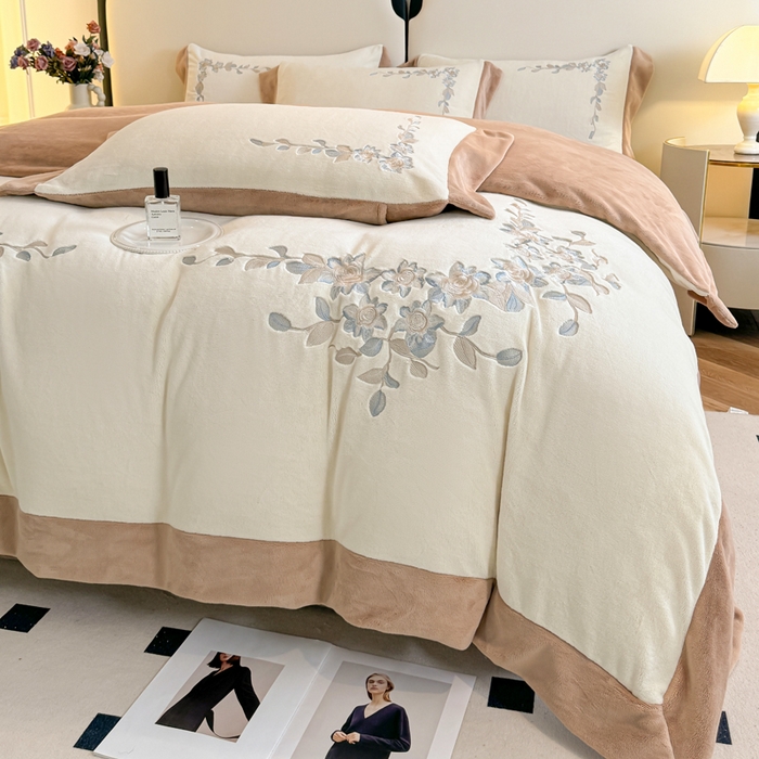 KA家纺 2025新款冬刺绣款宽边拼角牛奶绒四件套-沐言系列 沐言白+卡其