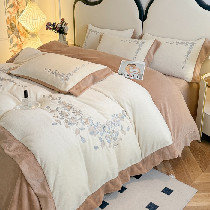 91家纺网 家纺一手货源 找家纺 KA家纺 2025新款冬刺绣款宽边拼角牛奶绒四件套-沐言系列 沐言白+卡其