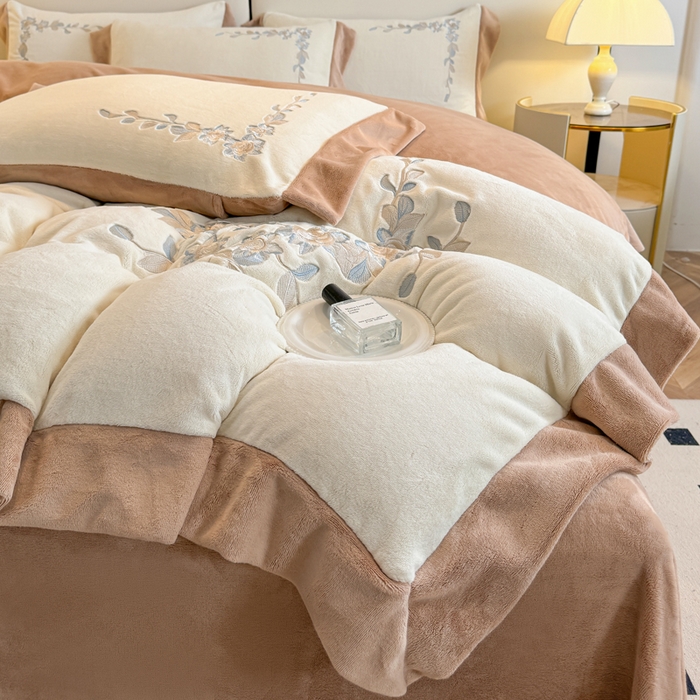 91家纺网 家纺一手货源 找家纺 KA家纺 2025新款冬刺绣款宽边拼角牛奶绒四件套-沐言系列 沐言白+卡其