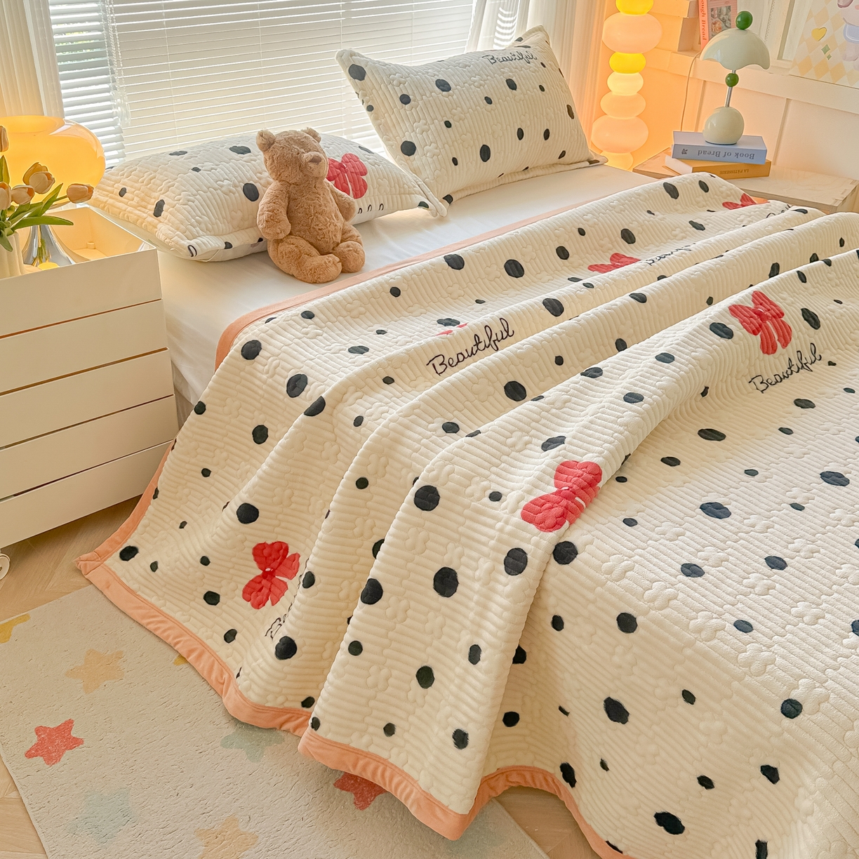 91家纺网 家纺一手货源 找家纺 慕晨 2025新款高克重牛奶绒印花豆豆绒夹棉床盖三件被套四件套 波点蝴蝶结