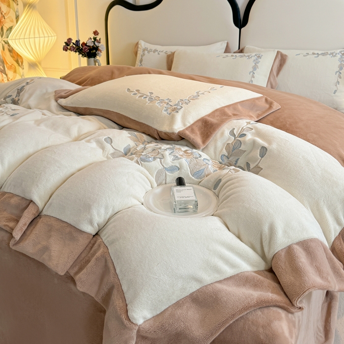 91家纺网 家纺一手货源 找家纺 KA家纺 2025新款冬刺绣款宽边拼角牛奶绒四件套-沐言系列 沐言白+卡其