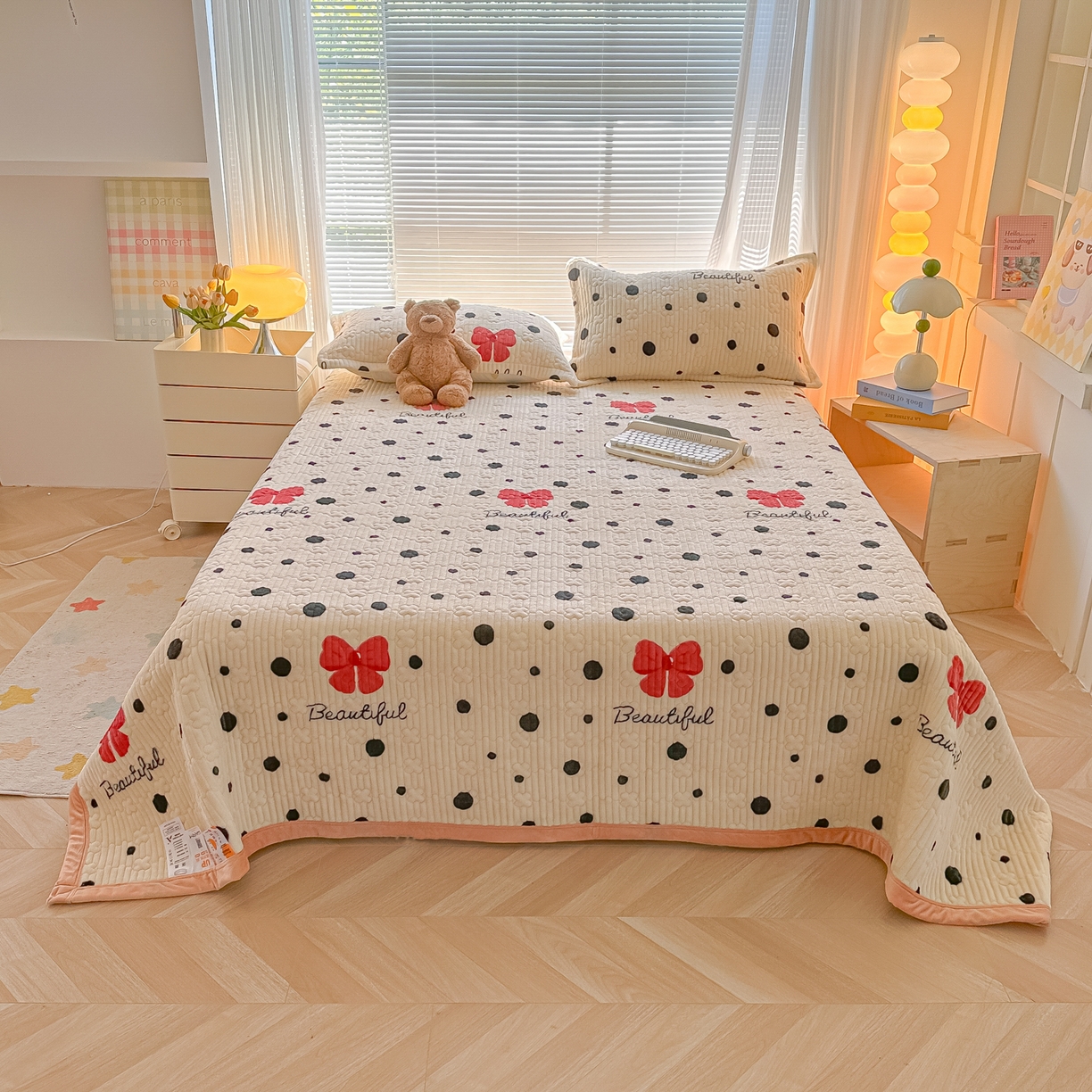 91家纺网 家纺一手货源 找家纺 慕晨 2025新款高克重牛奶绒印花豆豆绒夹棉床盖三件被套四件套 波点蝴蝶结