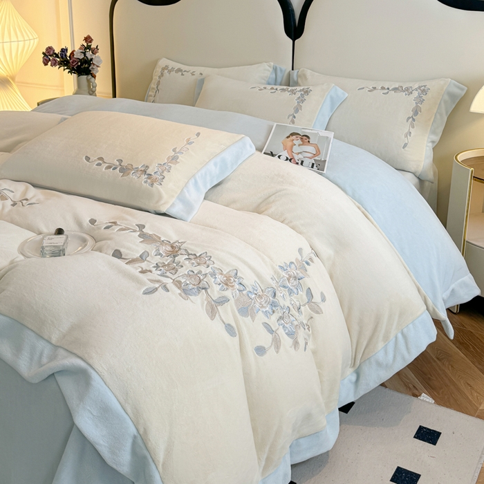 91家纺网 家纺一手货源 找家纺 KA家纺 2025新款冬刺绣款宽边拼角牛奶绒四件套-沐言系列 沐言白+蓝
