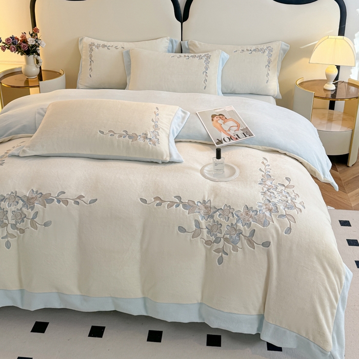 91家纺网 家纺一手货源 找家纺 KA家纺 2025新款冬刺绣款宽边拼角牛奶绒四件套-沐言系列 沐言白+蓝