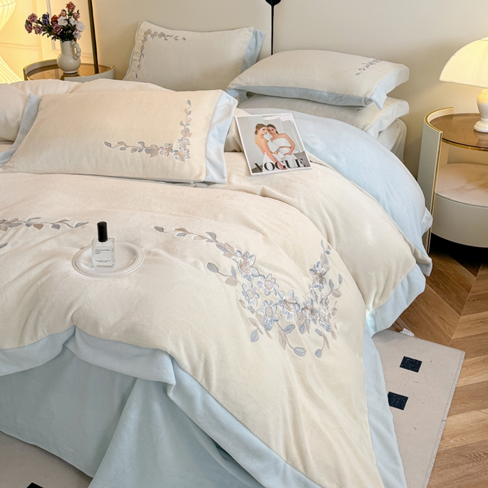 91家纺网 家纺一手货源 找家纺 KA家纺 2025新款冬刺绣款宽边拼角牛奶绒四件套-沐言系列 沐言白+蓝