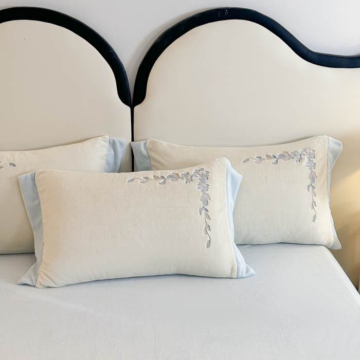 91家纺网 家纺一手货源 找家纺 KA家纺 2025新款冬刺绣款宽边拼角牛奶绒四件套-沐言系列 沐言白+蓝