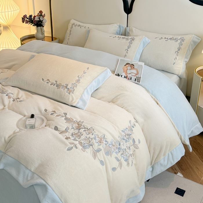 91家纺网 家纺一手货源 找家纺 KA家纺 2025新款冬刺绣款宽边拼角牛奶绒四件套-沐言系列 沐言白+蓝