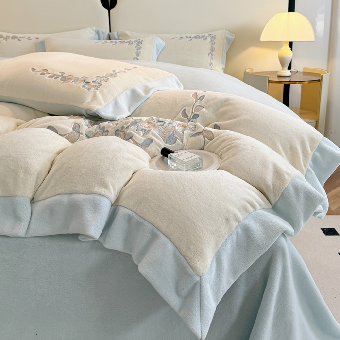 91家纺网 家纺一手货源 找家纺 KA家纺 2025新款冬刺绣款宽边拼角牛奶绒四件套-沐言系列 沐言白+蓝